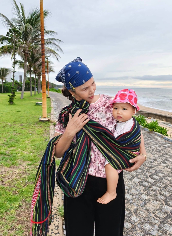 Mẹ đẻ H'Hen Ni&ecirc; lại g&acirc;y ch&uacute; &yacute;  - Ảnh 2.