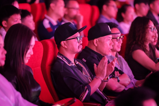 Giới chuyên môn trầm trồ với đại sử thi sân khấu đậm đặc chất Việt 'Đất Nước Thiên Hùng Ca' - Ảnh 9.