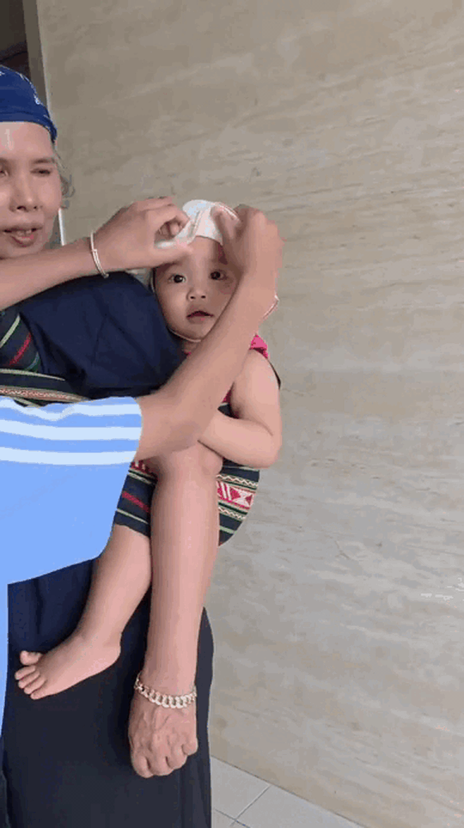 Biểu cảm cưng xỉu của con g&aacute;i H'Hen Ni&ecirc; khi được b&agrave; ngọai địu đi chơi - Ảnh 1.