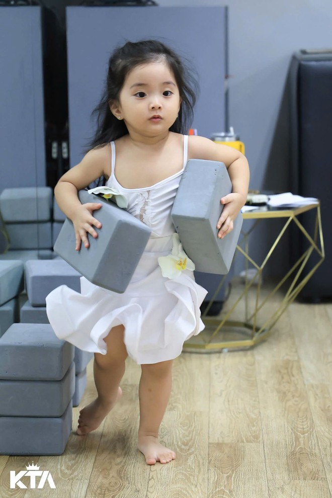 Lisa - con gái út nhà Khánh Thi thể hiện tài năng giống bố mẹ - Ảnh 2.