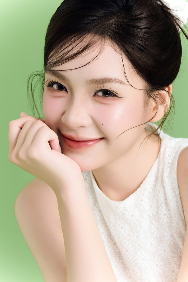 Nhan sắc đời thường của nữ diễn vi&ecirc;n đang g&acirc;y sốt phim M&ugrave;a h&egrave; năm ấy - Ảnh 5.