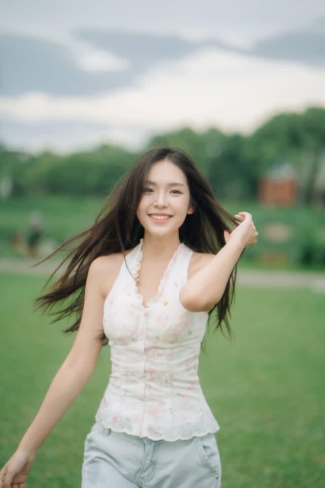 Nhan sắc đời thường của nữ diễn vi&ecirc;n đang g&acirc;y sốt phim M&ugrave;a h&egrave; năm ấy - Ảnh 13.