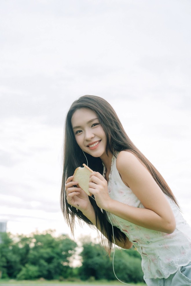 Nhan sắc đời thường của nữ diễn vi&ecirc;n đang g&acirc;y sốt phim M&ugrave;a h&egrave; năm ấy - Ảnh 12.