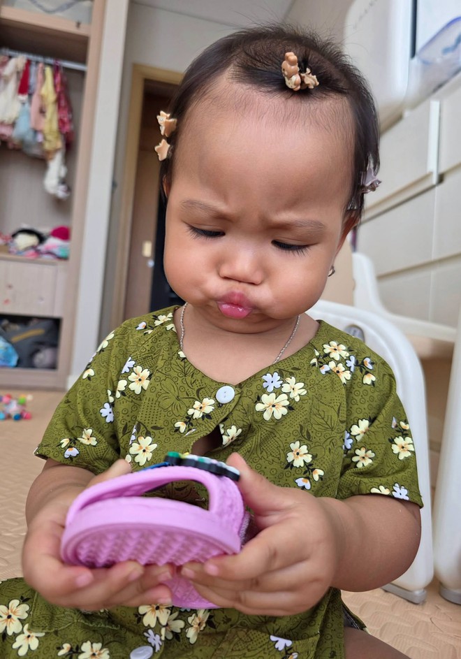 Biểu cảm h&agrave;i hước của con g&aacute;i H'Hen Ni&ecirc; khi khoe chiếc răng đầu ti&ecirc;n - Ảnh 4.