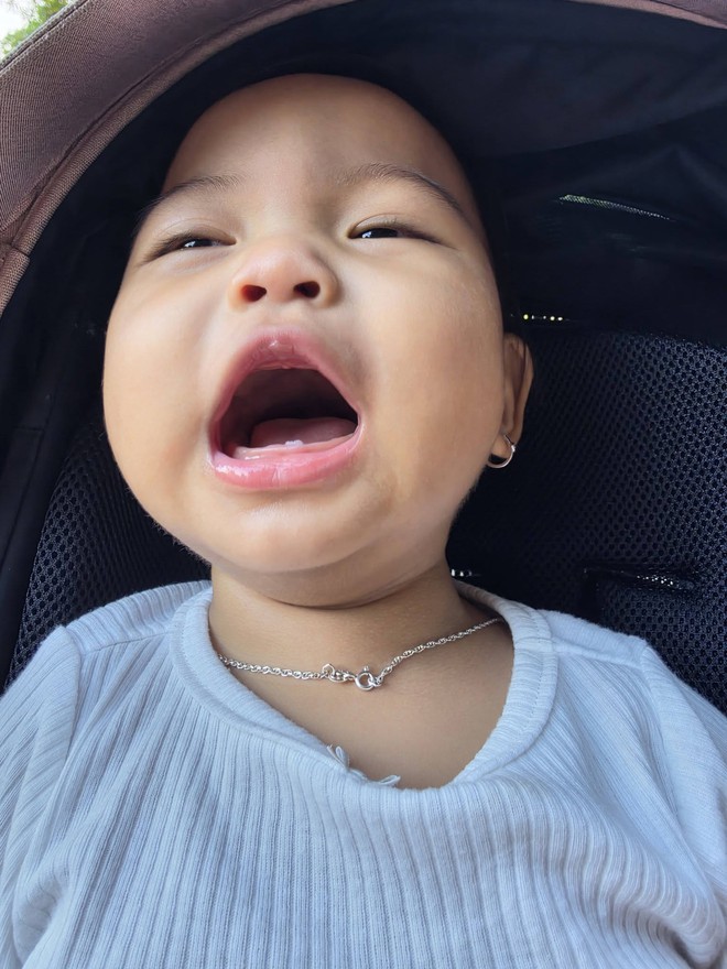 Biểu cảm h&agrave;i hước của con g&aacute;i H'Hen Ni&ecirc; khi khoe chiếc răng đầu ti&ecirc;n - Ảnh 1.