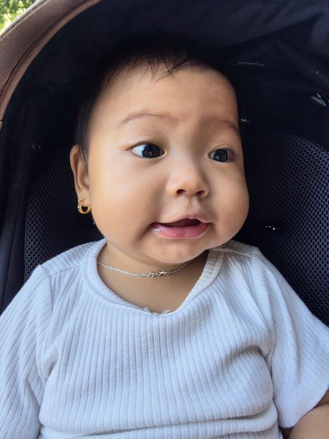 Biểu cảm h&agrave;i hước của con g&aacute;i H'Hen Ni&ecirc; khi khoe chiếc răng đầu ti&ecirc;n - Ảnh 2.