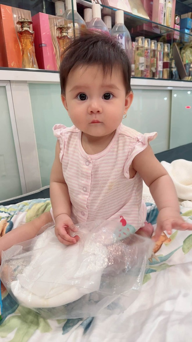 Cao Minh Đạt khoe con gái 7 tháng tuổi: ' Bản sao ' của bố Sau 9 năm chờ đợi - Ảnh 3.