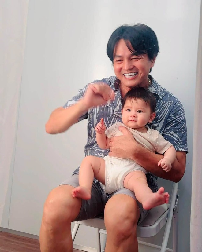 Cao Minh Đạt khoe con gái 7 tháng tuổi: ' Bản sao ' của bố Sau 9 năm chờ đợi - Ảnh 1.