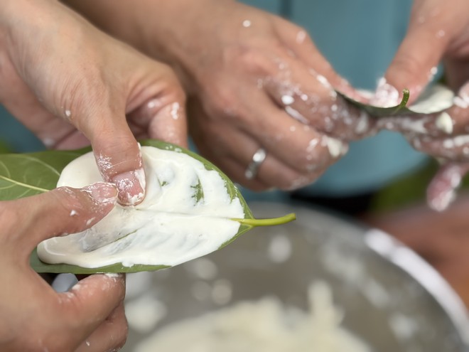 Thưởng thức bánh lá mít, cốm dẹt miền Tây tại Làng Văn hóa - Du lịch các dân tộc Việt Nam - Ảnh 3.
