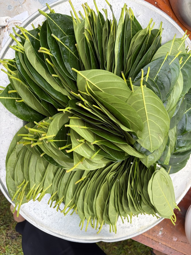 Thưởng thức bánh lá mít, cốm dẹt miền Tây tại Làng Văn hóa - Du lịch các dân tộc Việt Nam - Ảnh 2.
