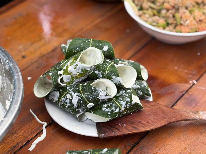 Thưởng thức bánh lá mít, cốm dẹt miền Tây tại Làng Văn hóa - Du lịch các dân tộc Việt Nam - Ảnh 1.