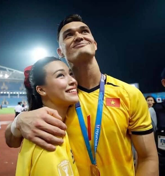 Á hậu Hoàng Oanh làm mẹ đơn thân , công khai tình cảm với Thủ môn Lê Giang Patrik - Ảnh 2.