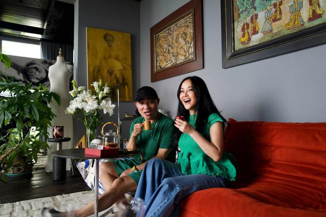 Khoảnh khắc 'Bống' Hồng Nhung khoe ca sĩ Quang Linh đến nhà dạy học gây chú ý - Ảnh 1.
