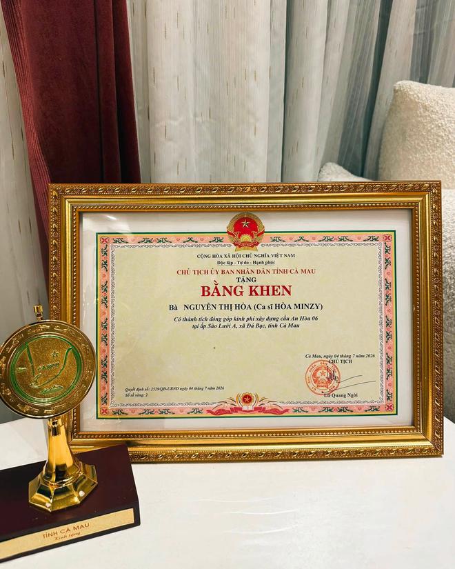 Hòa Minzy nhận bằng khen vì hành động thiện nguyện ý nghĩa tại Cà Mau - Ảnh 2.
