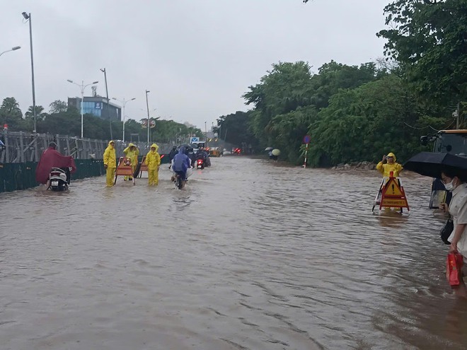 H&agrave; Nội: Mưa lớn 2 ng&agrave;y li&ecirc;n tiếp, phố Triều Kh&uacute;c h&oacute;a 's&ocirc;ng' người d&acirc;n b&igrave; b&otilde;m lội nước giờ cao điểm - Ảnh 2.
