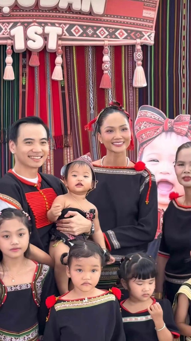 Con gái H'Hen Niê gây chú ý trong tiệc thôi nôi - Ảnh 5.