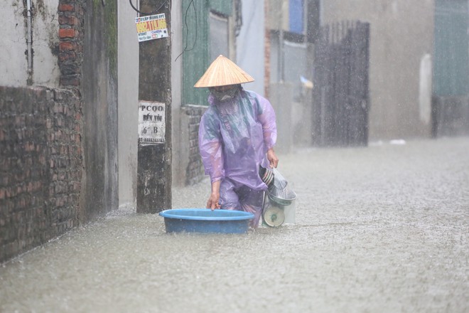 S&ocirc;ng T&iacute;ch d&acirc;ng cao , người d&acirc;n H&agrave; Nội ch&egrave;o thuyền mua lương thực dự trữ - Ảnh 5.