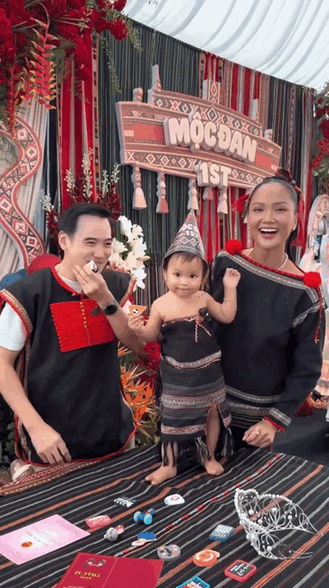 Con gái H'Hen Niê gây chú ý trong tiệc thôi nôi - Ảnh 6.