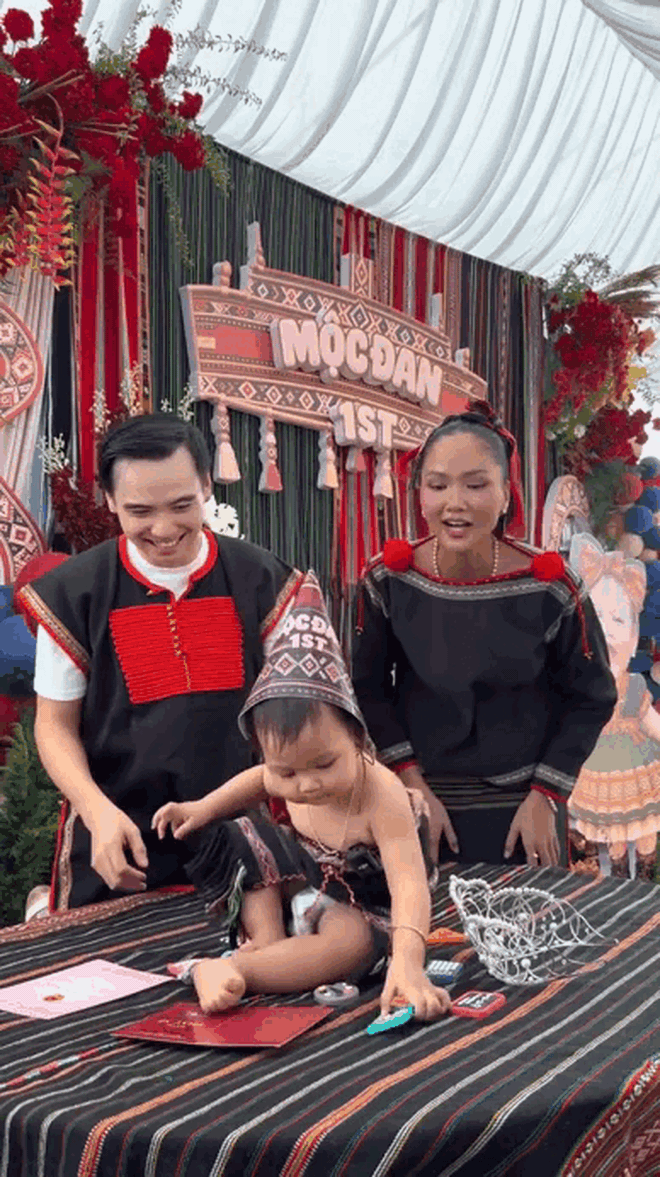 Con gái H'Hen Niê gây chú ý trong tiệc thôi nôi - Ảnh 7.