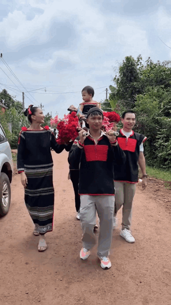 Con gái H'Hen Niê gây chú ý trong tiệc thôi nôi - Ảnh 2.