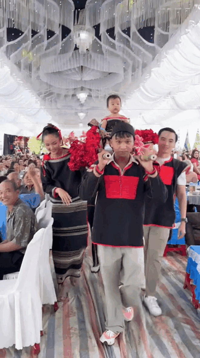 Con gái H'Hen Niê gây chú ý trong tiệc thôi nôi - Ảnh 3.