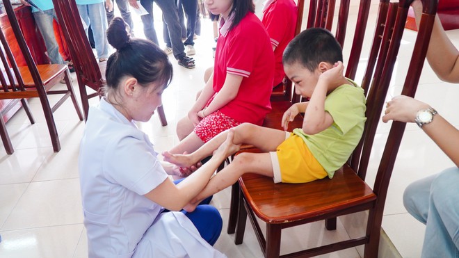 Mang kh&ocirc;ng kh&iacute; Tết Trung thu đến với trẻ em yếu thế - Ảnh 3.