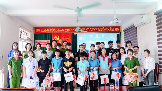 Mang kh&ocirc;ng kh&iacute; Tết Trung thu đến với trẻ em yếu thế - Ảnh 4.