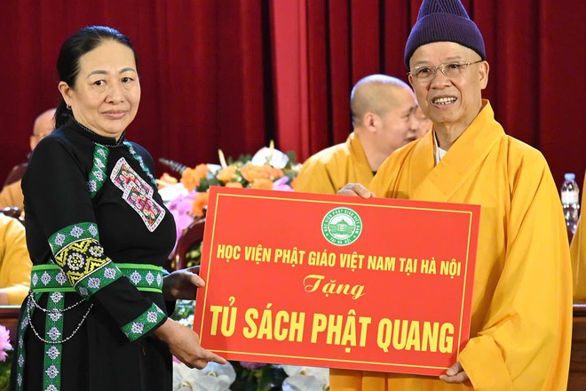 H&ograve;a thượng Th&iacute;ch Thanh Quyết cũng trao tặng Tủ s&aacute;ch Phật Quang cho c&aacute;c trường học - Ảnh 5.