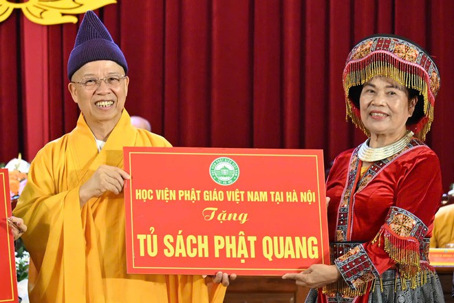H&ograve;a thượng Th&iacute;ch Thanh Quyết cũng trao tặng Tủ s&aacute;ch Phật Quang cho c&aacute;c trường học - Ảnh 4.
