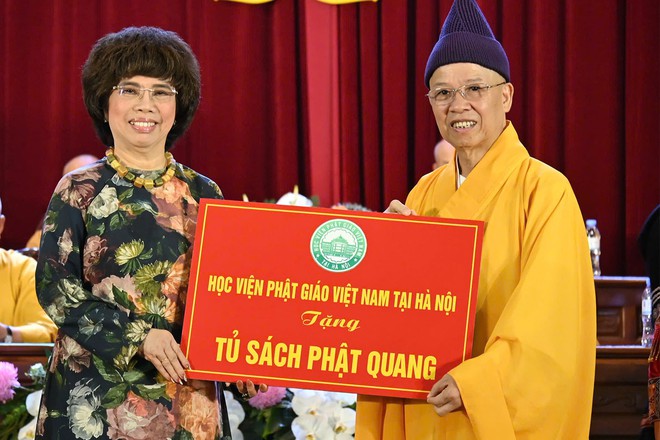 H&ograve;a thượng Th&iacute;ch Thanh Quyết cũng trao tặng Tủ s&aacute;ch Phật Quang cho c&aacute;c trường học - Ảnh 3.