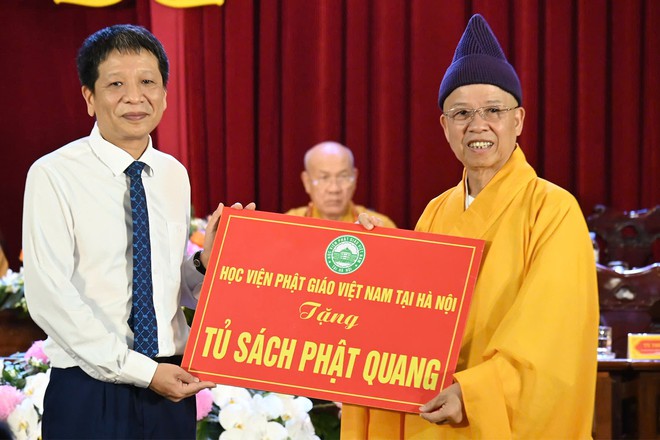H&ograve;a thượng Th&iacute;ch Thanh Quyết cũng trao tặng Tủ s&aacute;ch Phật Quang cho c&aacute;c trường học - Ảnh 6.