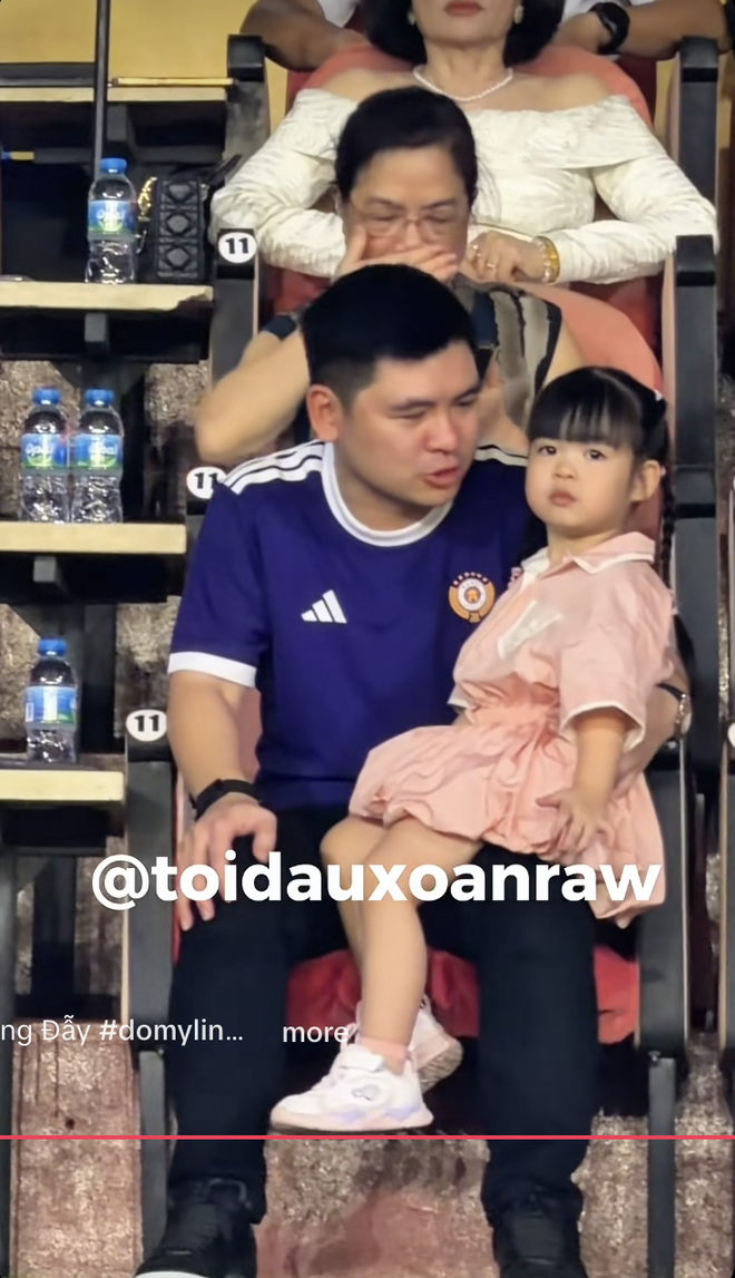 Con g&aacute;i Đỗ Mỹ Linh nổi bật với v&aacute;y hiệu 20 triệu đồng tại s&acirc;n h&agrave;ng Đẫy - Ảnh 3.