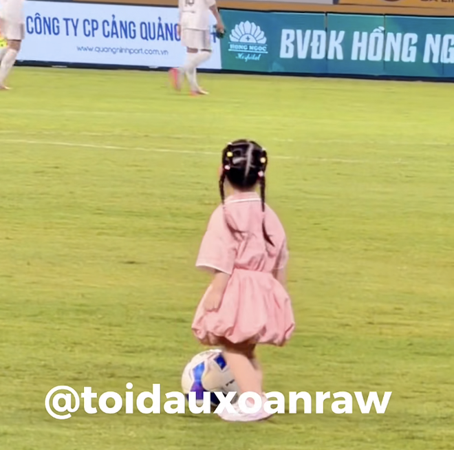 Con g&aacute;i Đỗ Mỹ Linh nổi bật với v&aacute;y hiệu 20 triệu đồng tại s&acirc;n h&agrave;ng Đẫy - Ảnh 5.