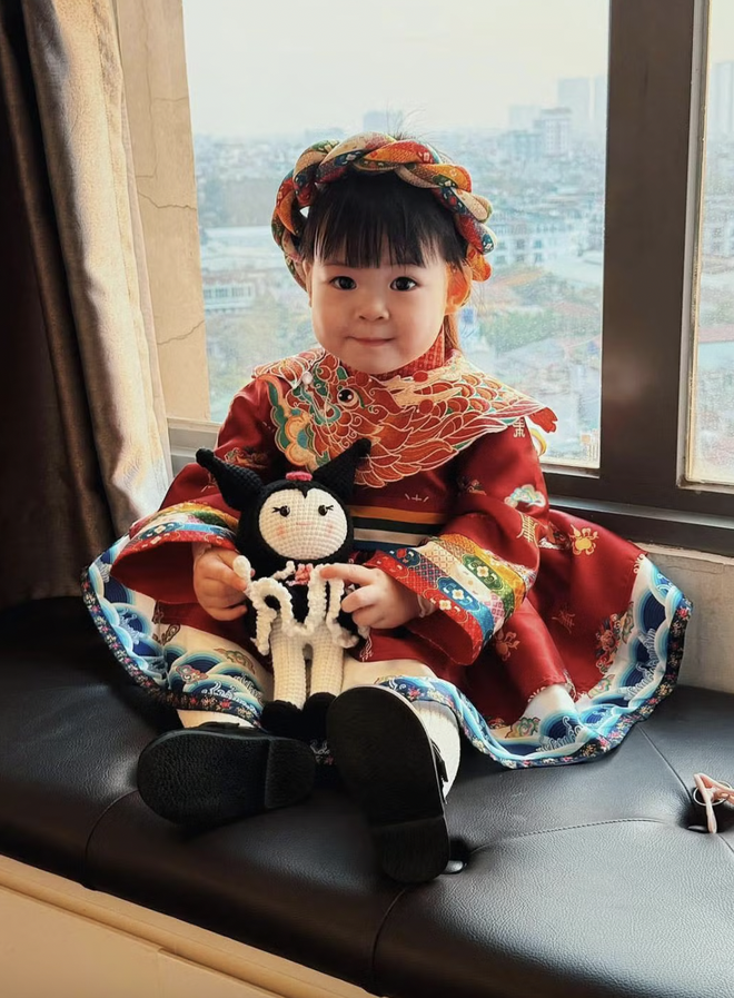 Con g&aacute;i Đỗ Mỹ Linh nổi bật với v&aacute;y hiệu 20 triệu đồng tại s&acirc;n h&agrave;ng Đẫy - Ảnh 8.