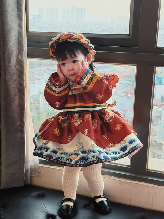 Con g&aacute;i Đỗ Mỹ Linh nổi bật với v&aacute;y hiệu 20 triệu đồng tại s&acirc;n h&agrave;ng Đẫy - Ảnh 7.