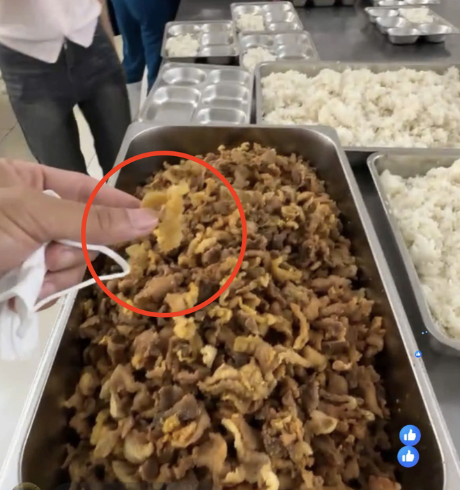 Hà Nội: Xác minh phản ánh bất thường trong bữa ăn bán trú tại Trường Tiểu học Quảng Bị 1 - Ảnh 1.