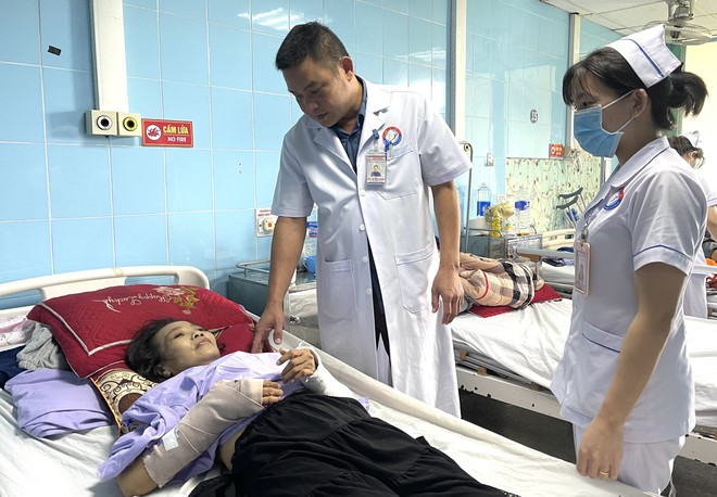 MS 1118: Gia cảnh người đàn ông chăm mẹ già, con bệnh, vợ bị tai nạn nghiêm trọng - Ảnh 5.