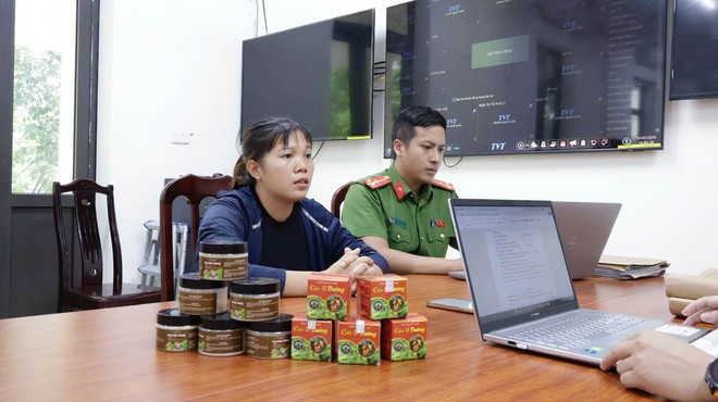 Dựng 'b&aacute;c sĩ', tạo bệnh nh&acirc;n khỏi u rồi b&aacute;n 'thuốc Nam gia truyền': Kịch bản lừa bệnh nh&acirc;n tr&ecirc;n mạng - Ảnh 2.