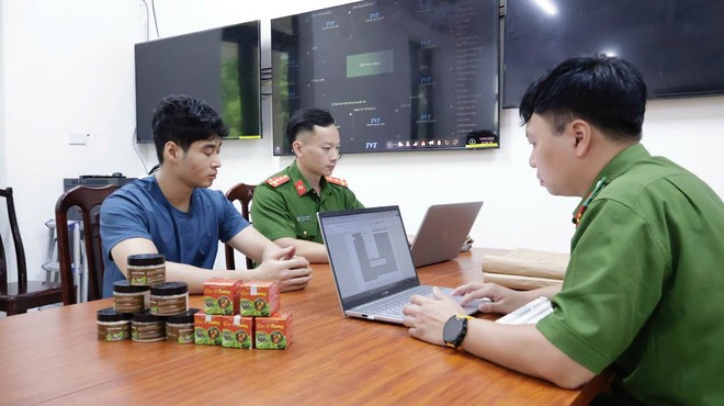 Dựng 'b&aacute;c sĩ', tạo bệnh nh&acirc;n khỏi u rồi b&aacute;n 'thuốc Nam gia truyền': Kịch bản lừa bệnh nh&acirc;n tr&ecirc;n mạng - Ảnh 1.