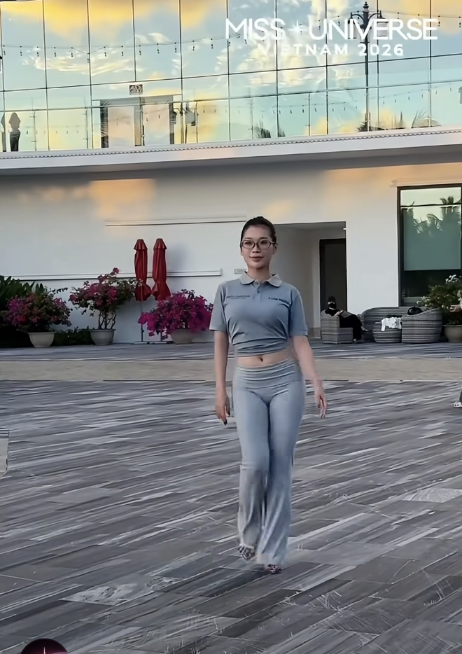 Đồng phục Miss Universe Vietnam 2026 bị ch&ecirc; V&igrave; thiết kế k&eacute;m ấn tượng - Ảnh 2.