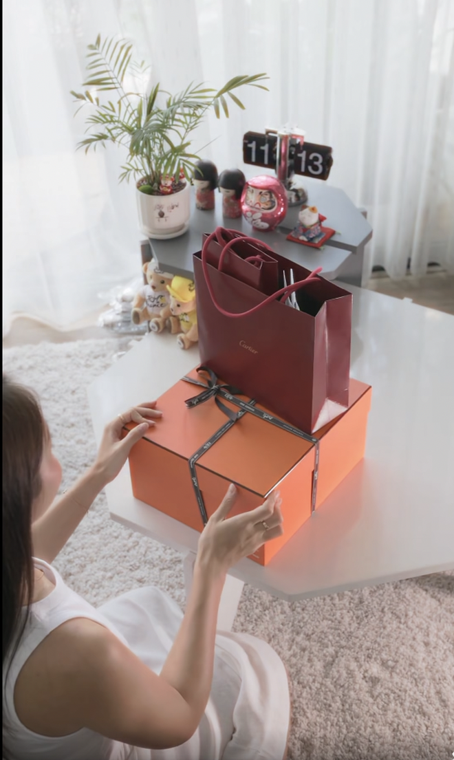Khả Ng&acirc;n khoe qu&agrave; tiền tỷ từ chồng sắp cưới với t&uacute;i Herm&egrave;s v&agrave; v&ograve;ng Cartier - Ảnh 1.