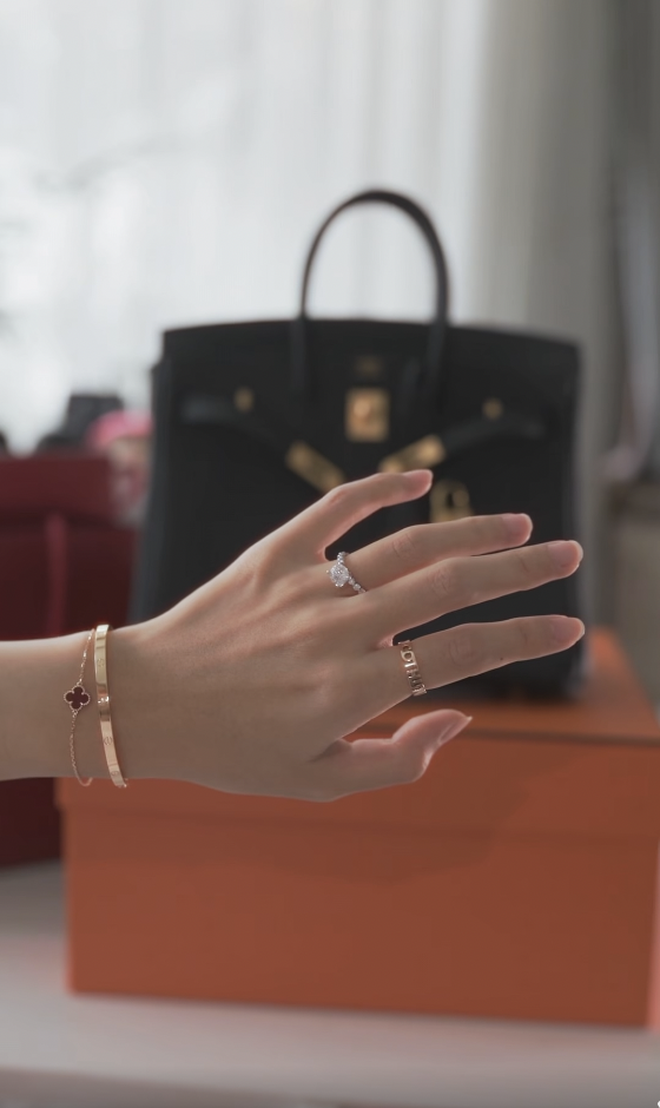Khả Ng&acirc;n khoe qu&agrave; tiền tỷ từ chồng sắp cưới với t&uacute;i Herm&egrave;s v&agrave; v&ograve;ng Cartier - Ảnh 4.