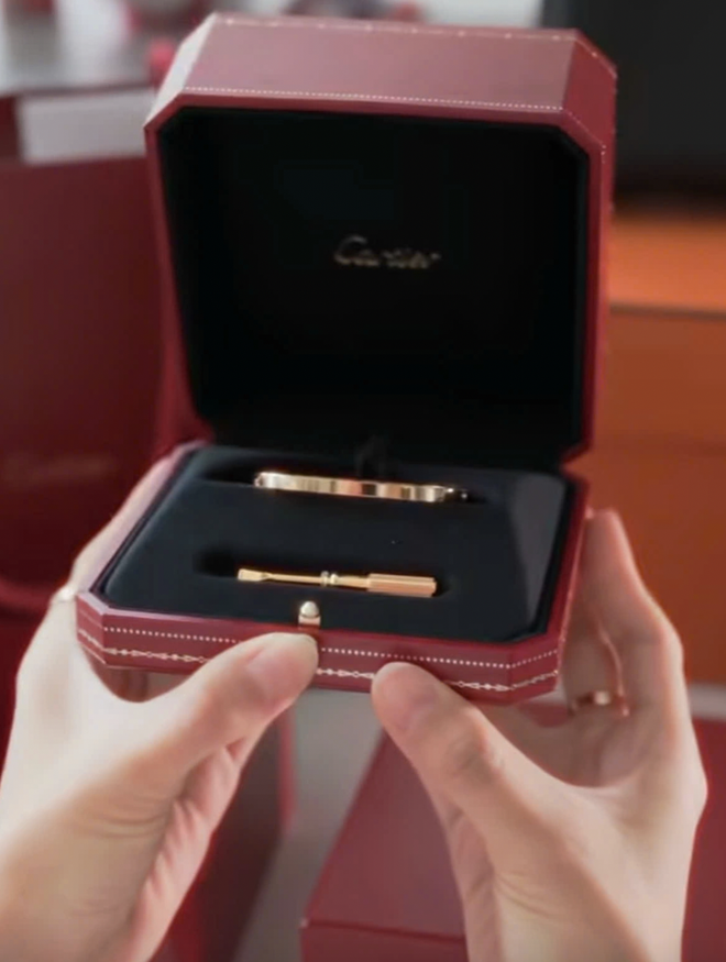 Khả Ng&acirc;n khoe qu&agrave; tiền tỷ từ chồng sắp cưới với t&uacute;i Herm&egrave;s v&agrave; v&ograve;ng Cartier - Ảnh 3.