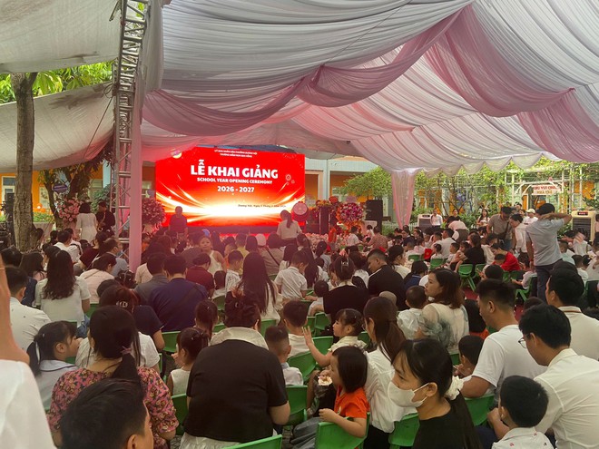 Ng&agrave;y khai trường đặc biệt ở H&agrave; Nội: 'Kh&ocirc;ng sao đ&acirc;u con, c&oacute; c&ocirc; ở đ&acirc;y rồi' - Ảnh 2.