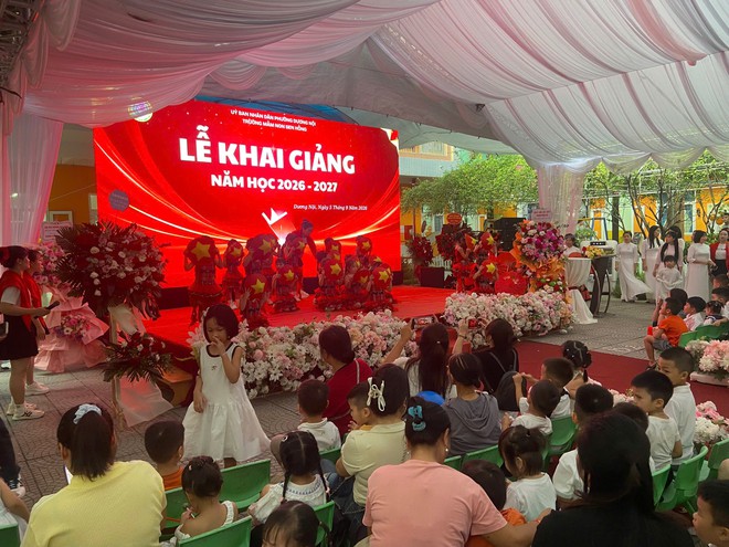 Ng&agrave;y khai trường đặc biệt ở H&agrave; Nội: 'Kh&ocirc;ng sao đ&acirc;u con, c&oacute; c&ocirc; ở đ&acirc;y rồi' - Ảnh 1.