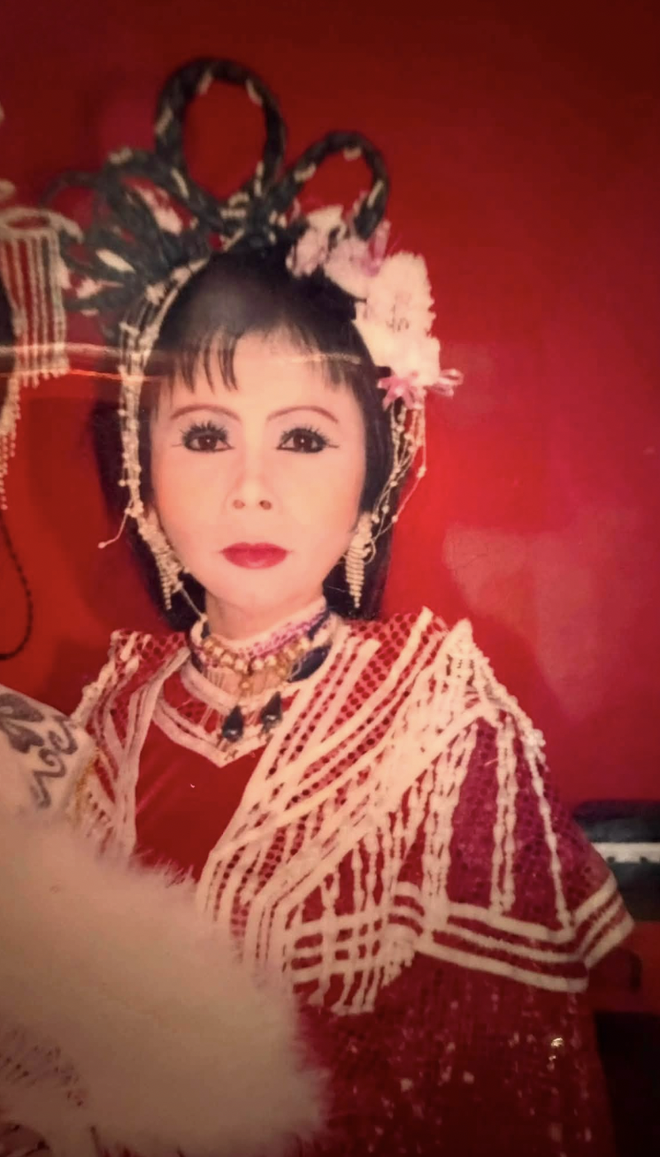 Kh&ocirc;ng lương hưu, nghệ sĩ cải lương Thanh Thanh Huệ 70 tuổi chật vật b&aacute;n v&eacute; số nu&ocirc;i gia đ&igrave;nh bệnh tật - Ảnh 1.