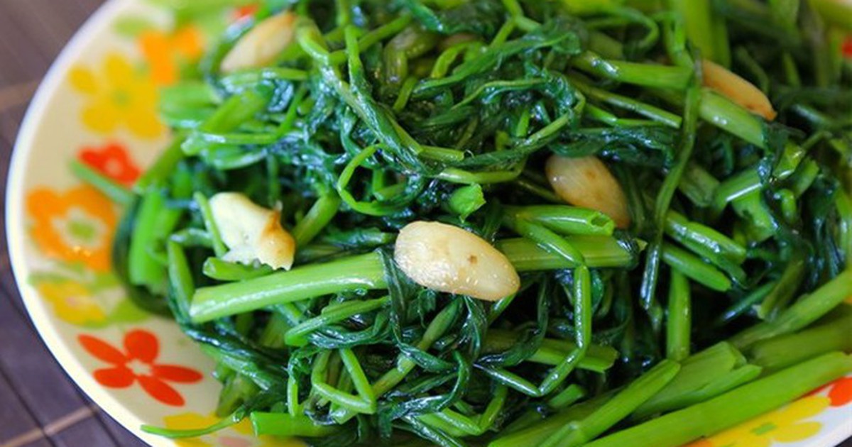 Vì sao không nên cho muối vào chảo rau đang xào