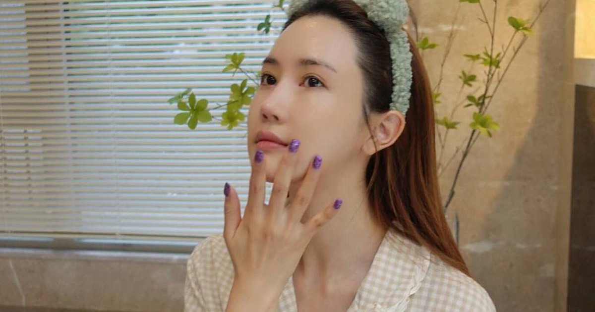 Lee Da Hae dùng thìa massage cổ