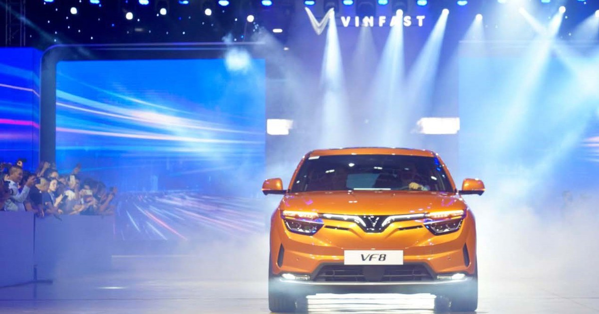 100 xe điện VinFast VF8 bàn giao cho khách hàng Việt Nam trước khi vào ...