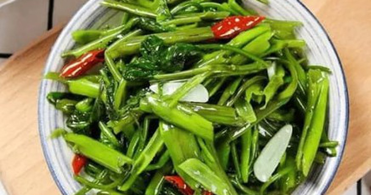 Xào rau muống theo cách này không lo rau bị thâm đen, dai hay chảy nước